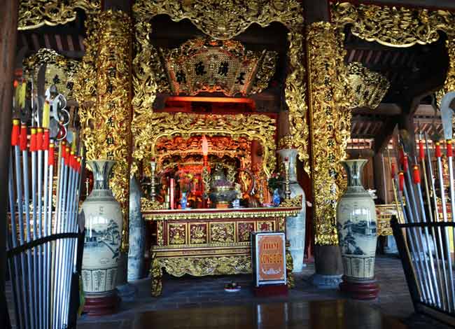 Ban thờ chính của Mạc Đăng Dung. Có thể nói ông là một con người bị nhiều ý kiến bị lên án trong lịch sử, những cống hiến của ông và vương triều Mạc trong lịch sử để đảm bảo chủ quyền dân tộc vẫn còn nhiều tranh cãi.