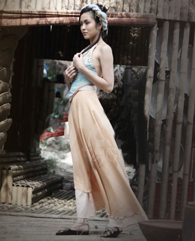 Tăng Thanh Hà vào vai Linh Lan, một cô gái trinh trắng được Tú bà Kiều Thị cứu được trong rừng, sau đó huấn luyện trở thành kỹ nữ và một sát thủ.