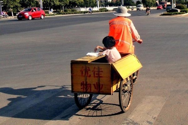 Trên đường phố Bắc Kinh, một người công nhân đang đi chiếc xe 3 bánh chở hàng cùng với cô con gái nhỏ của mình đang ngồi học bài bên trong thùng. Do hoàn cảnh quá nghèo nên người đàn ông này không có tiền cho con đi nhà trẻ, vậy nên ông phải cho cả con đi làm cùng mình...
