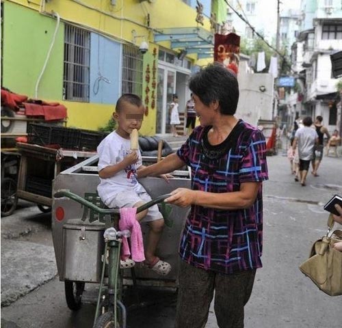 Cậu bé Shijie cũng thường theo bà mình đi nhặt chai lọ bỏ vào chiếc xe 3 bánh của bà, em rất vui vì mình được làm việc giúp bà kiếm thêm chút tiền trang trải cuộc sống hàng ngày.