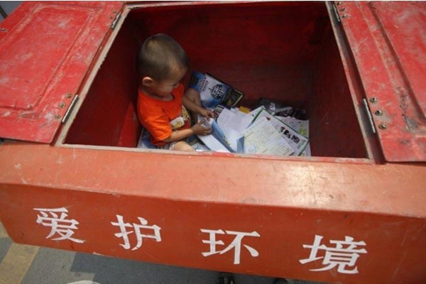 Do bố mẹ bận việc kiếm tiền nên Haohao, một cậu bé đã được bà ngoại cho vào chiếc thùng chở hàng trên chiếc xe 3 gác của mình...