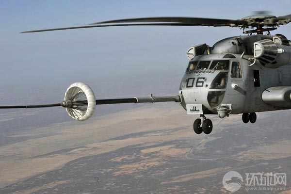 Hình ảnh một chiếc trực thăng Mỹ đang chuẩn bị kết nối với thiết bị tiếp dầu trên không được trang báo Trung Quốc đăng tải...
