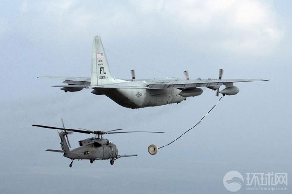 Hình ảnh một chiếc trực thăng của Mỹ đang chuẩn bị tiếp dầu trên không...