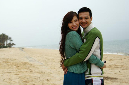 Ngay cả khi đi đóng phim, Đan Lê cũng tình cảm bên chồng.