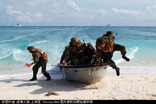Hình ảnh lính hải quân Trung Quốc đổ bộ từ cano