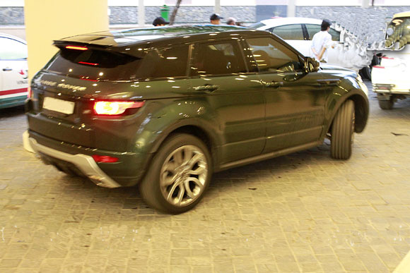  Được biết, chiếc Range Rover Evoque này có sự tham gia thiết kế của Victoria, cô vợ của chàng cầu thủ hào hoa người Anh - David Beckham.