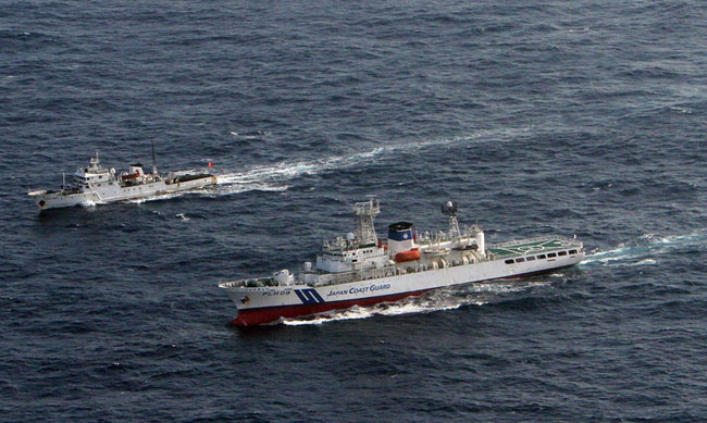 Tàu Cảnh sát biển Nhật Bản áp sát tàu Ngư chính Trung Quốc khi 3 tàu này tìm cách tiếp cận đảo Senkaku 