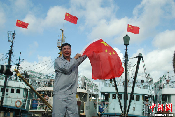 Tờ thời báo Trung Quốc đã đăng tải một loạt hình ảnh đội tầu đánh cá gồm 30 chiếc chuẩn bị cho chuyến đi kéo dài 20 ngày tới vùng biển thuộc chủ quyền Việt Nam đánh cá trái phép. Hình ảnh một người đàn ông cầm cờ Trung Quốc được cho là hình ảnh nhằm mị dân của truyền thông Trung Quốc