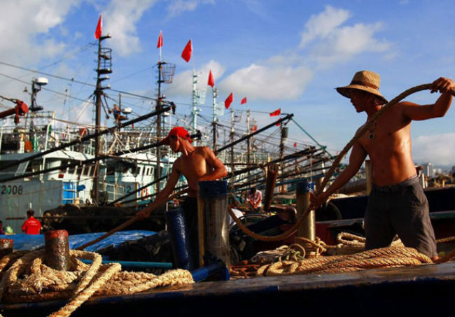 Trung Quốc đang đẩy nhanh kế hoạch tăng cường số tàu tuần tra và khu vực biển Đông trở thành trọng tâm mà nước này hướng đến. Vừa qua, ngày 12/7, hãng tin Tân Hoa Xã đưa tin Trung Quốc đồng loạt đưa 30 tàu cá đến khu vực gần đảo Đá Chữ Thập thuộc quần đảo Trường Sa của Việt Nam. Cùng với việc tăng cường hoạt động của tàu Ngư chính và Hải giám trên thực địa, Trung Quốc đang cổ súy và trợ giúp ngư dân của họ tranh thủ vơ vét, đánh bắt trộm tối đa tài nguyên trên vùng biển thuộc chủ quyền Việt Nam. 