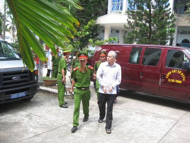 Bị cáo Đinh Văn Mười, nguyên Phó Chủ nhiệm Ủy ban Kiểm tra Thành ủy Sóc Trăng, lĩnh 4 năm tù cho tội “đánh bạc”. Trước đó, tại cơ quan điều tra, Mười viết tờ nhận tội và khai với cơ quan điều tra là quen Lèo hơn mười năm, có đánh cờ giải trí và ăn tiền với số tiền khổng lồ nhưng sau đó xé biên bản với lý do “bị dụ cung”.