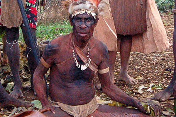 Ở những quốc gia Châu Phi như Papua thì việc người dân thường chỉ tin vào thầy cúng là điều không quá khó hiểu, chính vì thế làm thầy cúng được xem là một nghề rất có triển vọng tại quốc gia nghèo đói này...