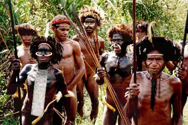 Một điểm nghi vấn khác đang được cơ quan điều tra đặt ra là liệu có sự trung hợp hay mối liên kết nào đó giữa nhóm người này với bộ tộc Samo