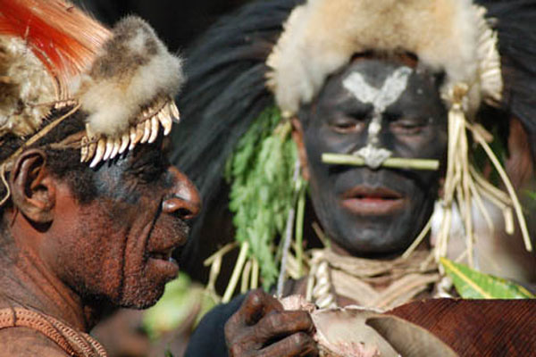 Theo đó, nhóm bộ tộc này rất thường xuyên sử dụng thịt người trong những bữa ăn của mình trong quá khứ do không thể săn được thú vật...