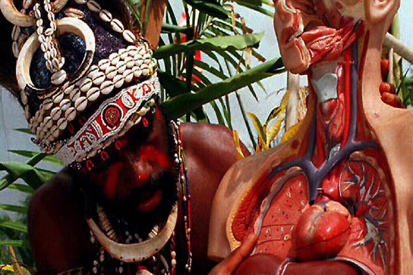 Mô phỏng hình ảnh kinh dị của tộc người Samo khi được xem là tộc người chuyên ăn thịt người trong quá khứ của Papua New Guinea