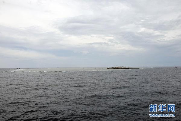 Một đoàn phóng viên đã được cử theo tầu ra đảo Chữ Thập (phía Trung Quốc gọi là đảo Vĩnh Thư) để đưa những thông tin nhằm mị dân...