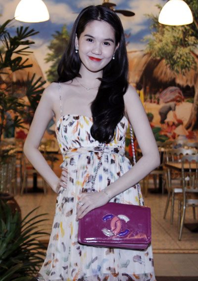 Tối 4/7, Ngọc Trinh cùng các người đẹp Venus chúc mừng đàn em đoạt giải bạc Siêu mẫu 2012.