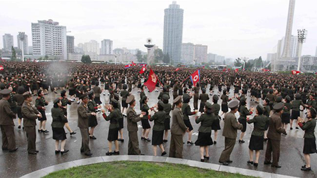 Ngày 17/8, bất chấp trời mưa, binh lính và học sinh Triều Tiên vẫn nhảy múa và ca hát những bài ca yêu nước tràn ngập đường phố của thủ đô Bình Nhưỡng, ngay sau khi đài truyền hình quốc gia thông báo trong bản tin trưa rằng quân đội, chính phủ và các quan chức nước này quyết định tôn Kim Jong-un làm nguyên soái. 