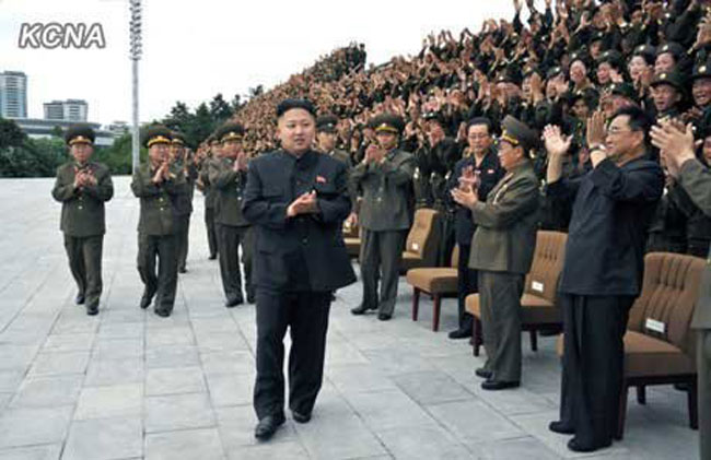 AP dẫn lời Kim Jong Gum, một sinh viên trường Cách mạng Kang Pan Sok mặc quân phục cho biết 
