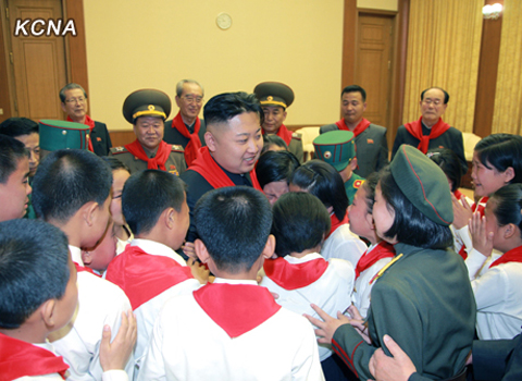  Trước đó, trong lễ kỷ niệm 66 năm ngày thành lập Liên đoàn Trẻ em Triều Tiên, hàng chục nghìn trẻ em hôm nay cùng nguyện là những con trai và con gái trung thành của nhà lãnh đạo trẻ tuổi Kim Jong-un.