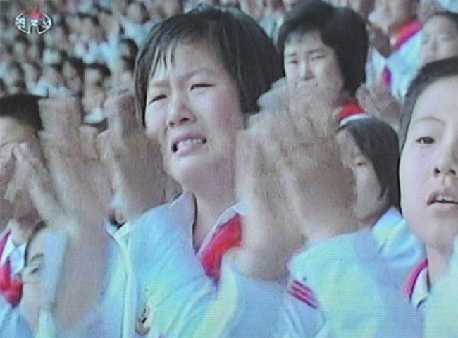 Sân vận động Kim Nhật Thành, đặt theo tên của cố chủ tịch khai quốc đồng thời là ông nội của Kim Jong-un, vang dậy tiếng hô của những đứa trẻ háo hức trở thành em trai và em gái của đại tướng Kim. Nhiều em bé đã khóc vì quá xúc động.