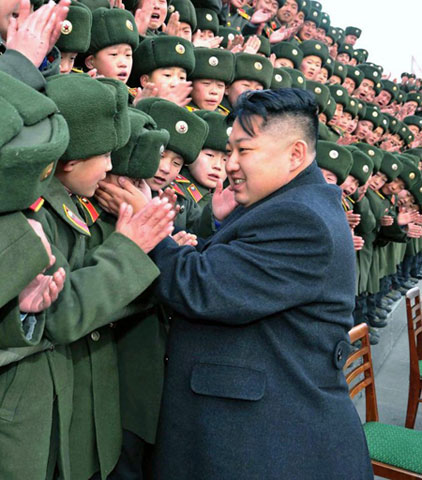 Mỗi khi chủ tịch Kim Jong Un xuất hiện đều nhận tiếng reo hò, vẫy tay nồng nhiệt. Đầu tháng 2 vừa qua, chủ tịch Kim Jong-un vừa có chuyến thăm một trường quân sự dành cho thiếu niên và được chào đón như một 