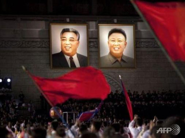 Ở Triều Tiên, hình ảnh của các ông Kim Nhật Thành và Kim Jong Il được coi là thiêng liêng và xuất hiện khắp nơi - trong nhà dân, văn phòng và các địa điểm công cộng. Ảnh phải được treo ở nơi cao nhất trên các bức tường. 