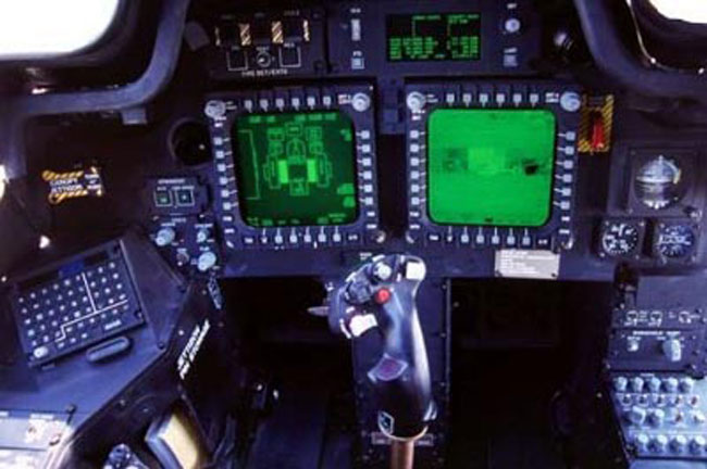 Buồng lái Apache. Trong các trực thăng Apache Longbow, 3 màn hình trước mặt phi công sẽ cung cấp đầy đủ các thông tin định vị và thông tin chuyến bay. Những hệ thống số này cung cấp đầy đủ thông tin và dễ đọc hơn rất nhiều so với phương pháp truyền thống.
