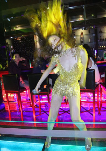  Dù ở quán bar, sân vận động, sân khấu  Hoàng Thùy Linh luôn xuất hiện với sự sexy và bốc lửa nhất.