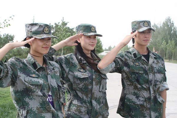 Mặc dù là phận nữ nhưng đội quân tóc dài này cũng phải trải qua những bài tập khắc nghiệt nếu quyết định theo con đường binh nghiệp...