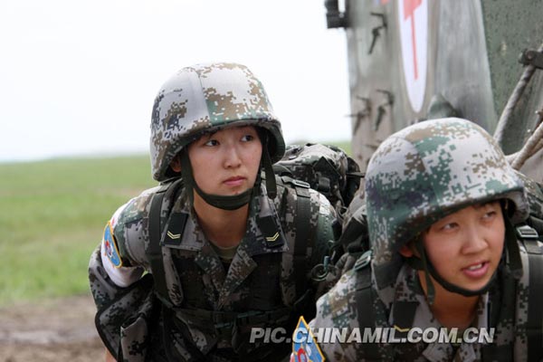 Các nữ quân nhân Trung Quốc đang tham gia một cuộc tập trận trong vai trò là những người cứu thương