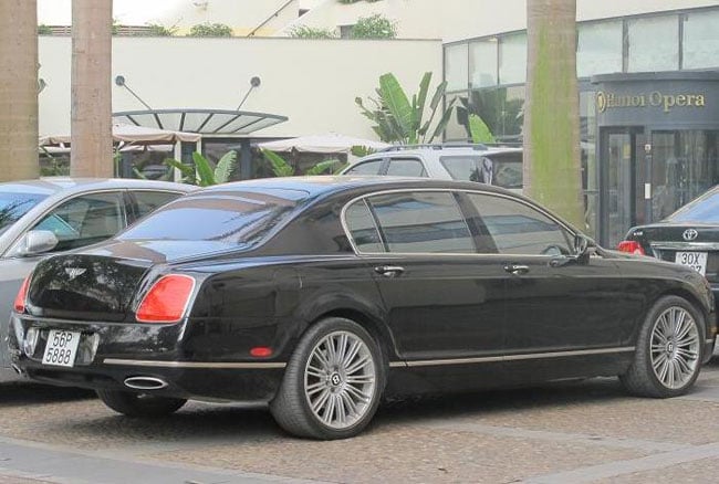 Chiếc xe thương hiệu Anh quốc Bentley vốn sang trọng và bóng lộn từ trong ra ngoài.