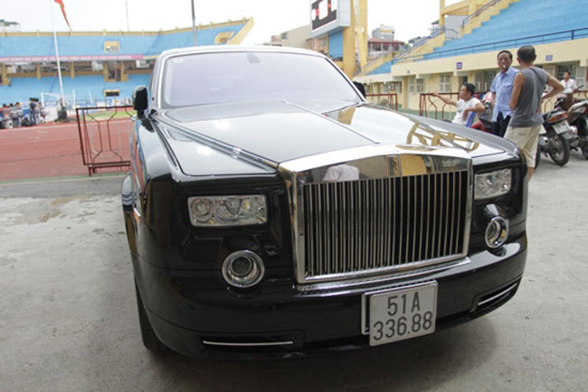 Trên thế giới chỉ có 33 chiếc Rolls – Royce Phantom phiên bản “Year of Dragon 2012” được sản xuất, chủ yếu nhắm đến thị trường Trung Quốc nhưng cho đến nay, đã có tới 4 chiếc xe có mức giá xuất xưởng cao ngất ngưởng là 1,2 triệu USD về Việt Nam.