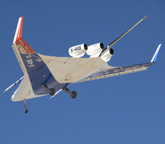 Kiểu dáng của X-48B mang tính cách mạng khi được thiết kế giống như một đôi cánh xoè ra trong khi phần đuôi máy bay không còn.