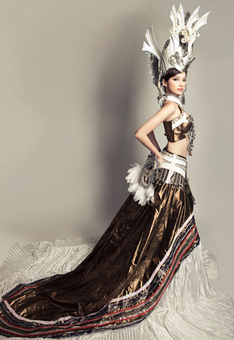 Trước đó, bộ trang phục dân tộc lấy ý tưởng từ hình ảnh mẹ Âu Cơ mà Trúc Diễm tham gia tại cuộc thi Hoa hậu Quốc tế 2011 đã gây ra nhiều ý kiến khác nhau.