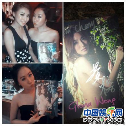 Người hâm mộ chụp ảnh lưu niệm cùng Wong bên cạnh cuốn sách mới ra lò của cô người mẫu này...