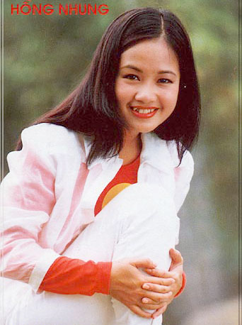 16 tuổi, Nhung đã đoạt huy chương vàng giọng hát hay hội diễn toàn quốc. Sau khi học xong cấp 3, Hồng Nhung thi vào Nhạc Viện Hà Nội, rồi nhận công tác tại Đoàn ca múa nhạc Trung ương. 
