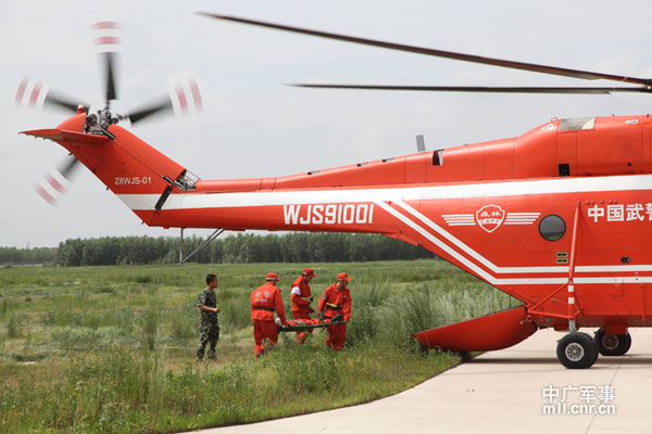 Chuyển thương lên trực thăng vận tải hạng nặng Mi-26