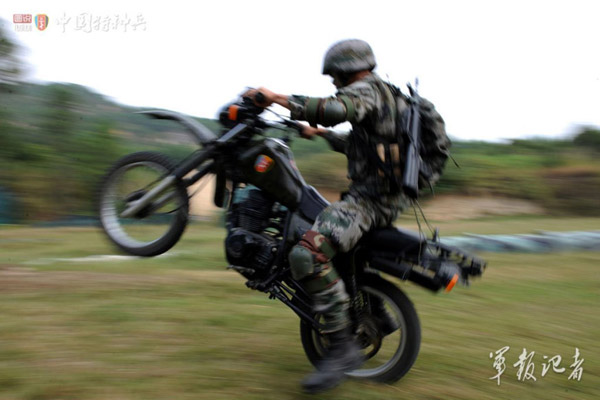 Đặc nhiệm Trung Quốc biểu diễn kỹ năng thuần thục với xe máy