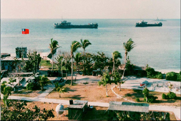 Theo đó pháo cao xạ 40 mm và súng cối 120 mm sẽ nhanh chóng được chuyển tới đảo Ba Đình. Ba Bình là đảo lớn nhất trong số các đảo thuộc quần đảo Trường Sa, nằm cách đảo Đài Loan tới 1.376 km, và là đảo mà Việt Nam đã tuyên bố chủ quyền. Việt Nam đã nhiều lần tuyên bố mọi hành động tại nơi Việt Nam có chủ quyền mà không được phép của Việt Nam là sự vi phạm chủ quyền của Việt Nam và cần phải chấm dứt.