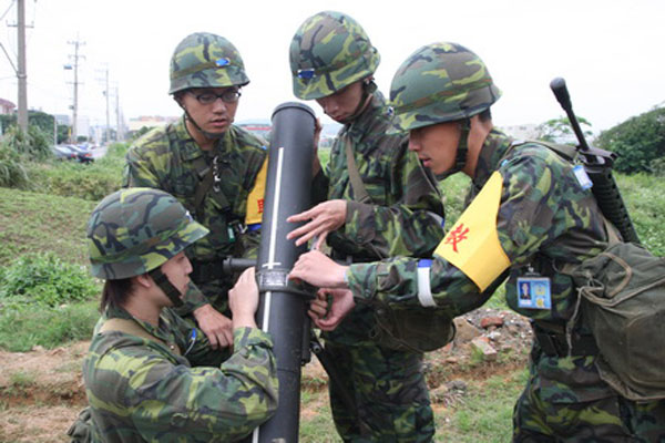 Hình ảnh binh lính Đài Loan tiến hành tập trận với súng cối hạng nặng