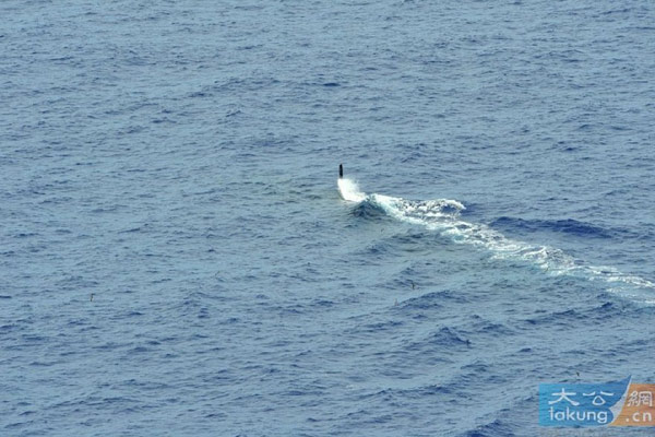Vừa xuất hiện trên mặt biển chiếc tầu này nhanh chóng bị tầu ngầm HMAS Farncomb của Hải quân Hoàng gia Úc phát hiện...