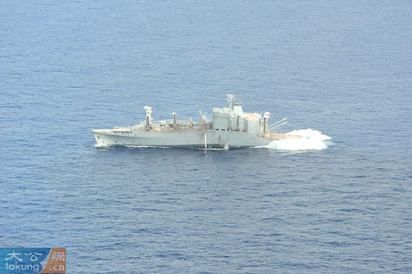 Được lệnh khai hỏa diệt mục tiêu, ngư lôi từ tầu ngầm HMAS Farncomb nhanh chóng lao về phía tầu Mỹ...