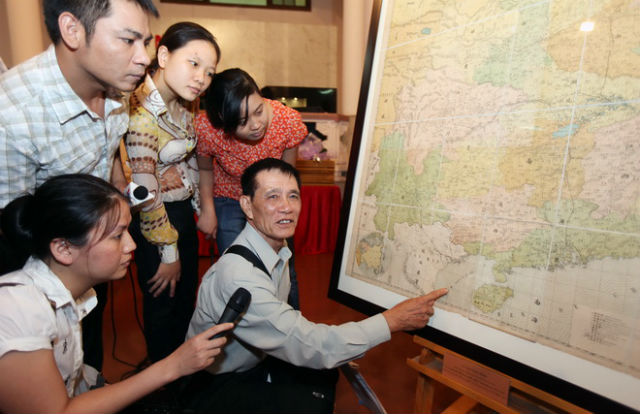Ngày 25/7, lễ tiếp nhận tấm bản đồ Hoàng triều trực tỉnh địa dư toàn đồ Trung Quốc 1904 chứng minh Hoàng Sa - Trường Sa không thuộc Trung Quốc diễn ra tại Bảo tàng Lịch sử quốc gia. Đông đảo người dân đã đến để tận mắt chứng kiến tấm bản đồ là vật chứng quan trọng khẳng định Hoàng Sa - Trường Sa là chủ quyền của Việt Nam này.