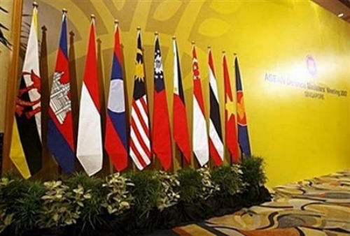 Ngày 25/7, Tổng Thư ký ASEAN Surin Pitsuwan đã nhấn mạnh sự cần thiết tăng cường gắn kết và thống nhất giữa các nước thành viên. Tổng Thư ký Pitsuwan khẳng định ASEAN là một khối thống nhất, song cần tăng cường hơn nữa tính gắn kết giữa các thành viên. Ông nhấn mạnh tranh chấp ở Biển Đông là vấn đề hết sức phức tạp, việc giải quyết vấn đề này đòi hỏi thời gian cũng như thiện chí của tất cả các bên liên quan và phải giải quyết bằng các biện pháp hòa bình, trên cơ sở tôn trọng luật pháp quốc tế, nhất là Công ước Liên hợp quốc về Luật Biển năm 1982 (UNCLOS 82).