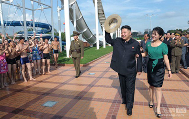 Thông tin về việc ông Kim Jong Un có vợ được đưa ra vài tuần sau khi báo chí và dư luận thế giới được môt phen xôn xao trước hình ảnh một phụ nữ trẻ trung, xinh đẹp và đầy bí ẩn xuất hiện bên cạnh Nhà lãnh đạo trẻ của Triều Tiên trong hai sự kiện công chúng liên tiếp hồi đầu tháng 7.