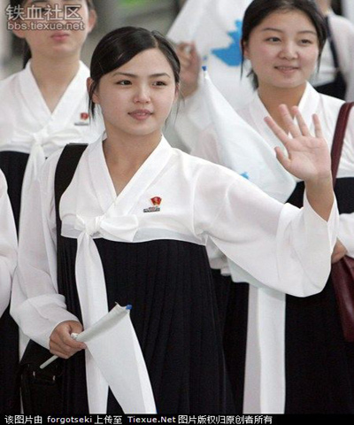 Tờ Thiết Huyết cho biết Đệ nhất phu nhân Triều Tiên sinh năm 1989, sau khi học xong Cấp 3 bà đang sang Trung Quốc để học thanh nhạc. Chính các giáo viên thanh nhạc Trung Quốc đã giúp đệ nhất phu nhân Triều Tiên hát hay như ngày này.