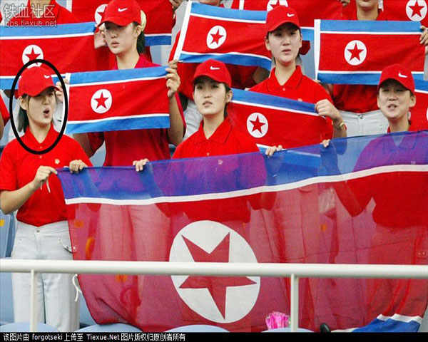 Đệ nhất Phu nhân Triều Tiên đang cổ vũ cho đội tuyển Triều Tiên vào tháng 9/ 2005 tại Đại hội thể thao Châu Á