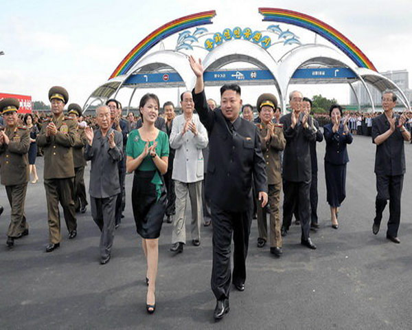 Vợ chồng ông Kim Jong-un thăm công viên giải trí ở Bình Nhưỡng 