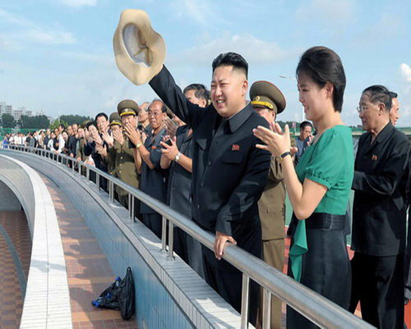 Vào tối 25.7, truyền thông nhà nước CHDCND Triều Tiên đã lần đầu tiên xác nhận việc ông Kim Jong-un kết hôn khi tường thuật về chuyến thăm một công viên giải trí ở Bình Nhưỡng của đôi vợ chồng này.