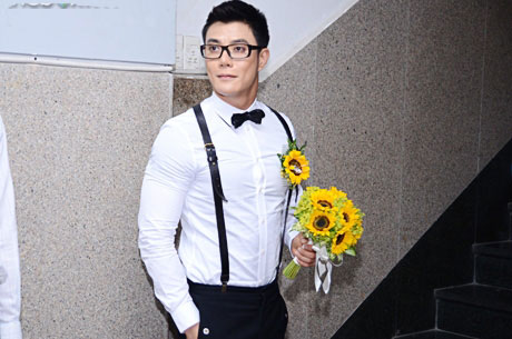 Hai người quen nhau qua một người bạn Việt Nam của Thúy Vinh lấy chồng tại Singapore và là hàng xóm sống cạnh nhà Andrew ở đảo quốc sư tử.